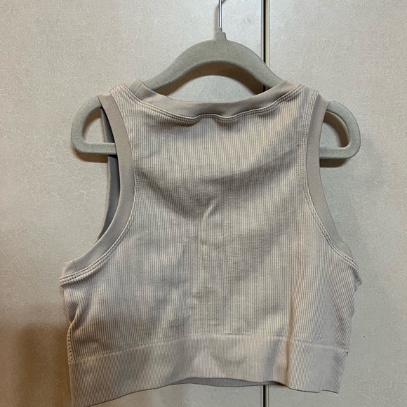 Pro-Fit Seamless Ribbed Padded Crop Top - Picture 2 of 5